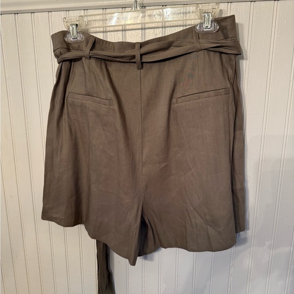 New with tags Antonio Melani Olive Linen Shorts 12 - Picture 4 of 5